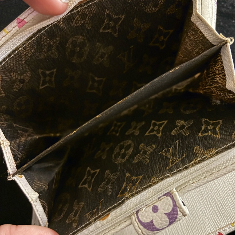 Vintage Louis Vuitton wallet , a tad bit dirty buy no scuffs or marks though